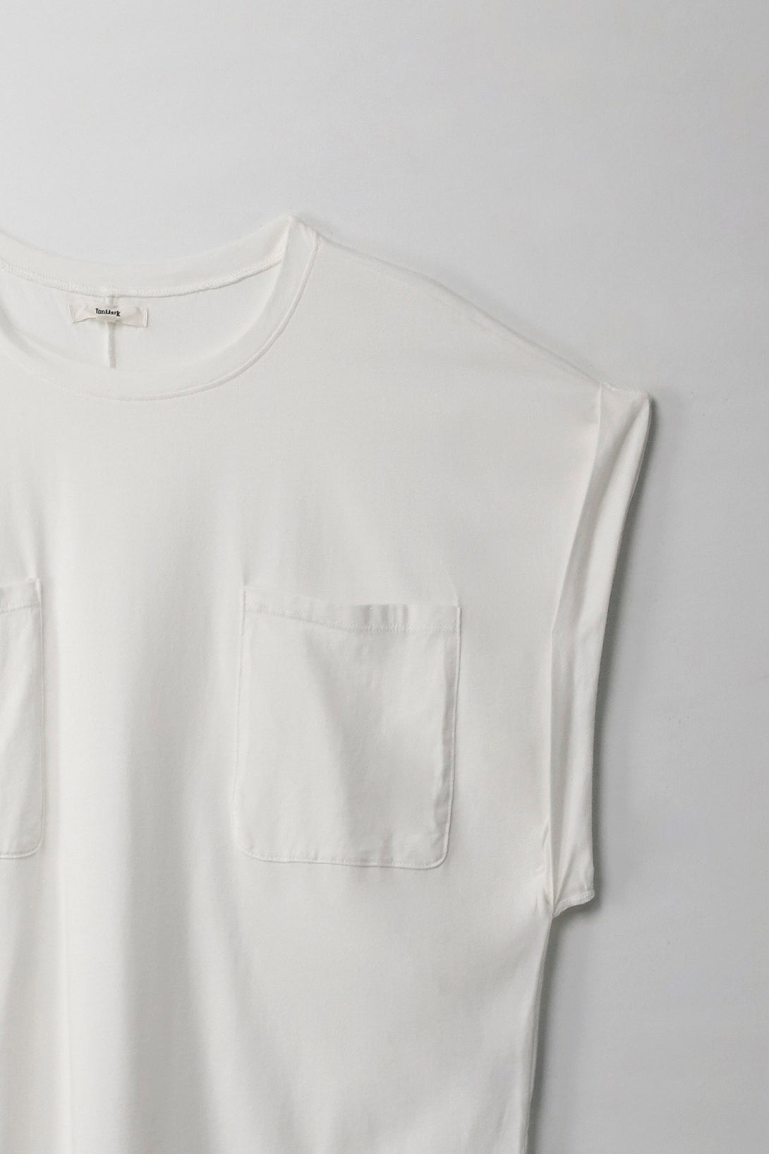 Camiseta manga sisa con bolsillo crudo para mujer