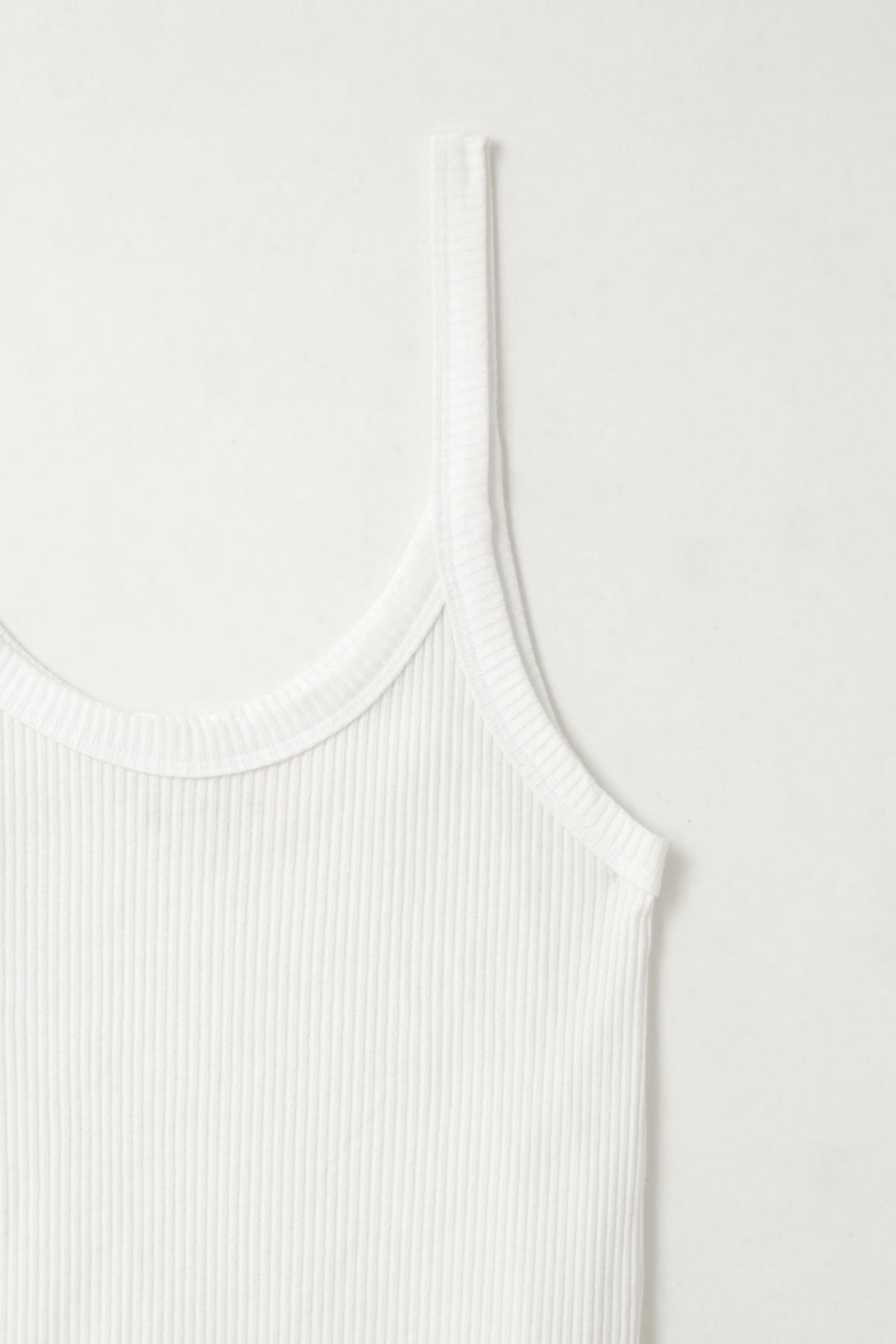 Camiseta de tiras ajustada blanca para mujer