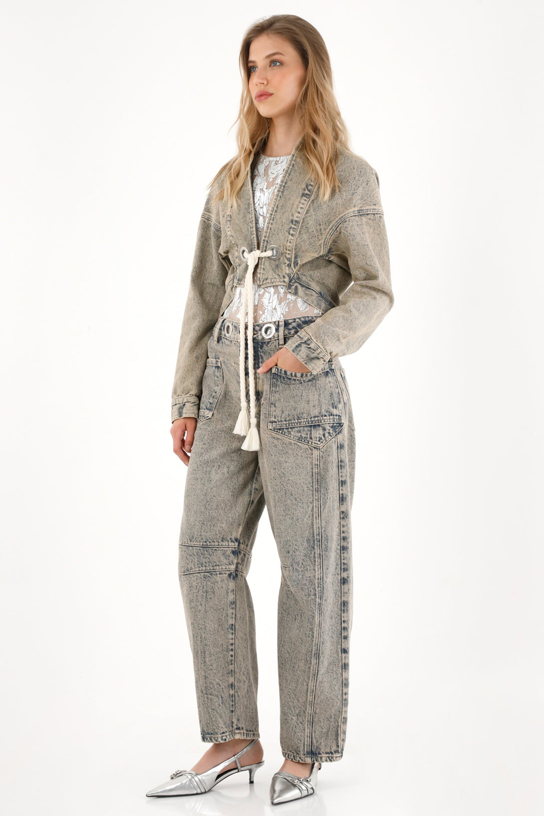 Chaqueta crop con cordón decorativo para mujer