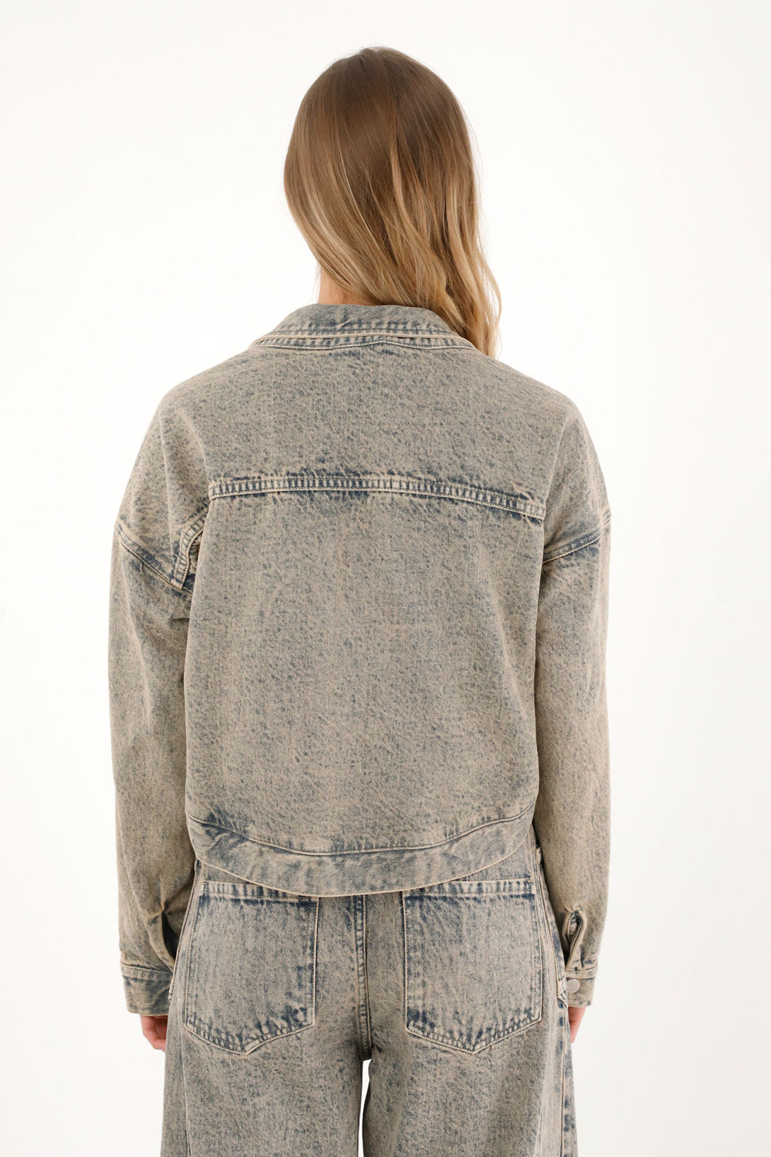 Chaqueta crop con cordón decorativo para mujer