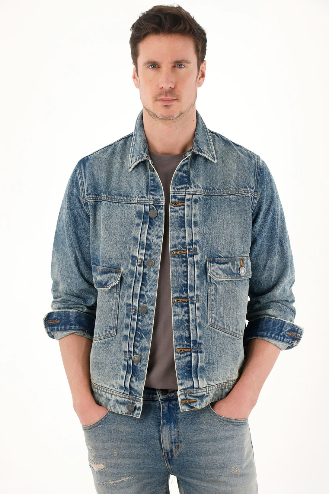 Chaqueta en denim con bolsillos de tapa para hombre