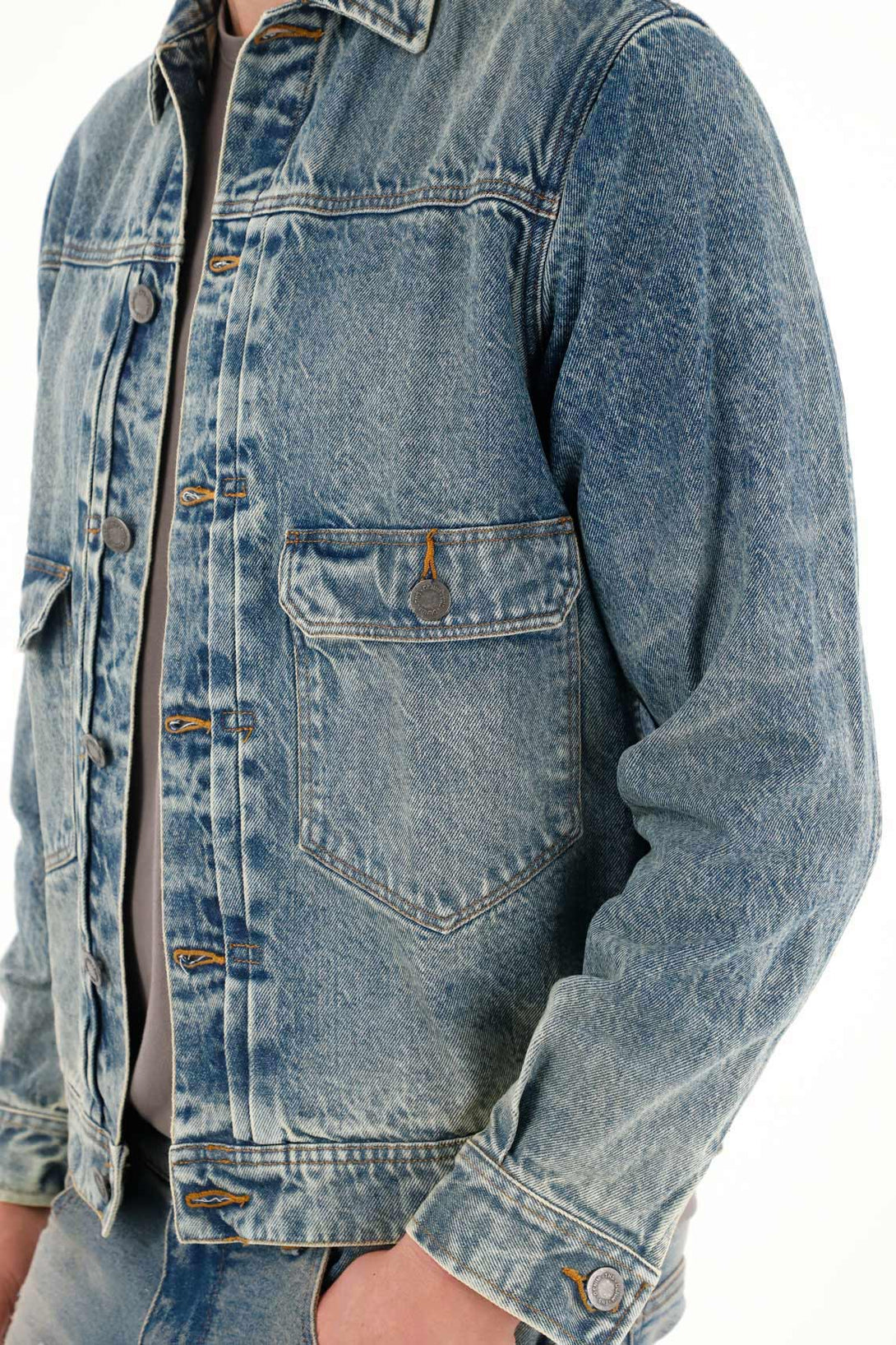 Chaqueta en denim con bolsillos de tapa para hombre