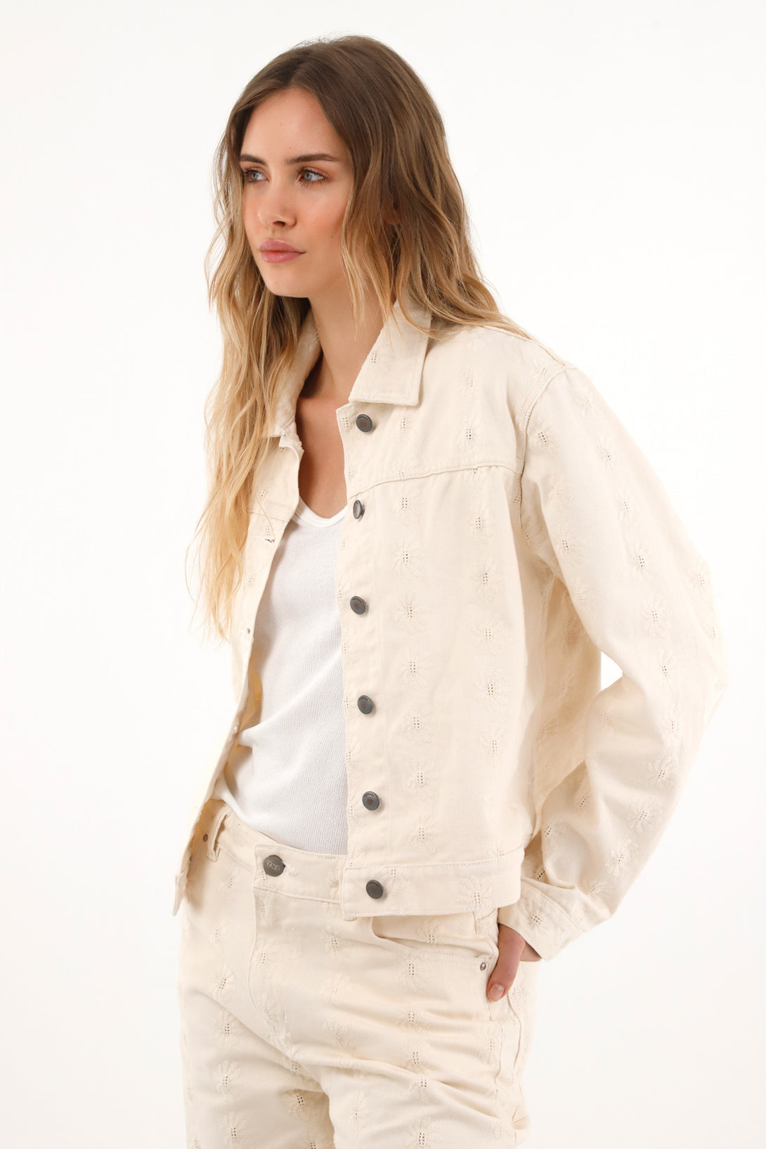 Chaqueta con detalles bordados a tono crudo para mujer