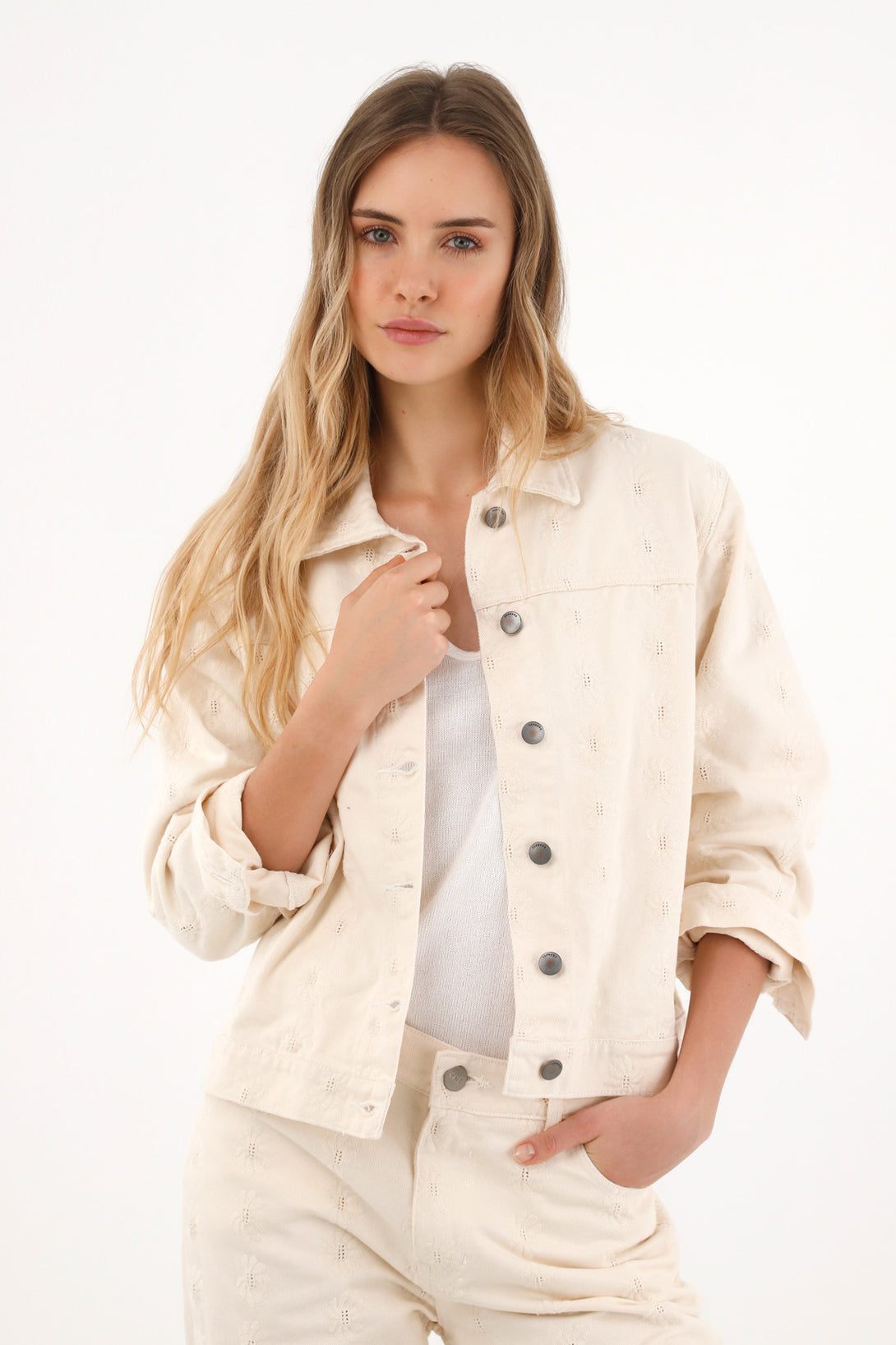 Chaqueta con detalles bordados a tono crudo para mujer
