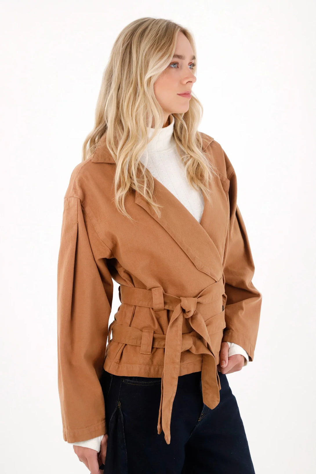 Abrigo corto tipo trench café para mujer