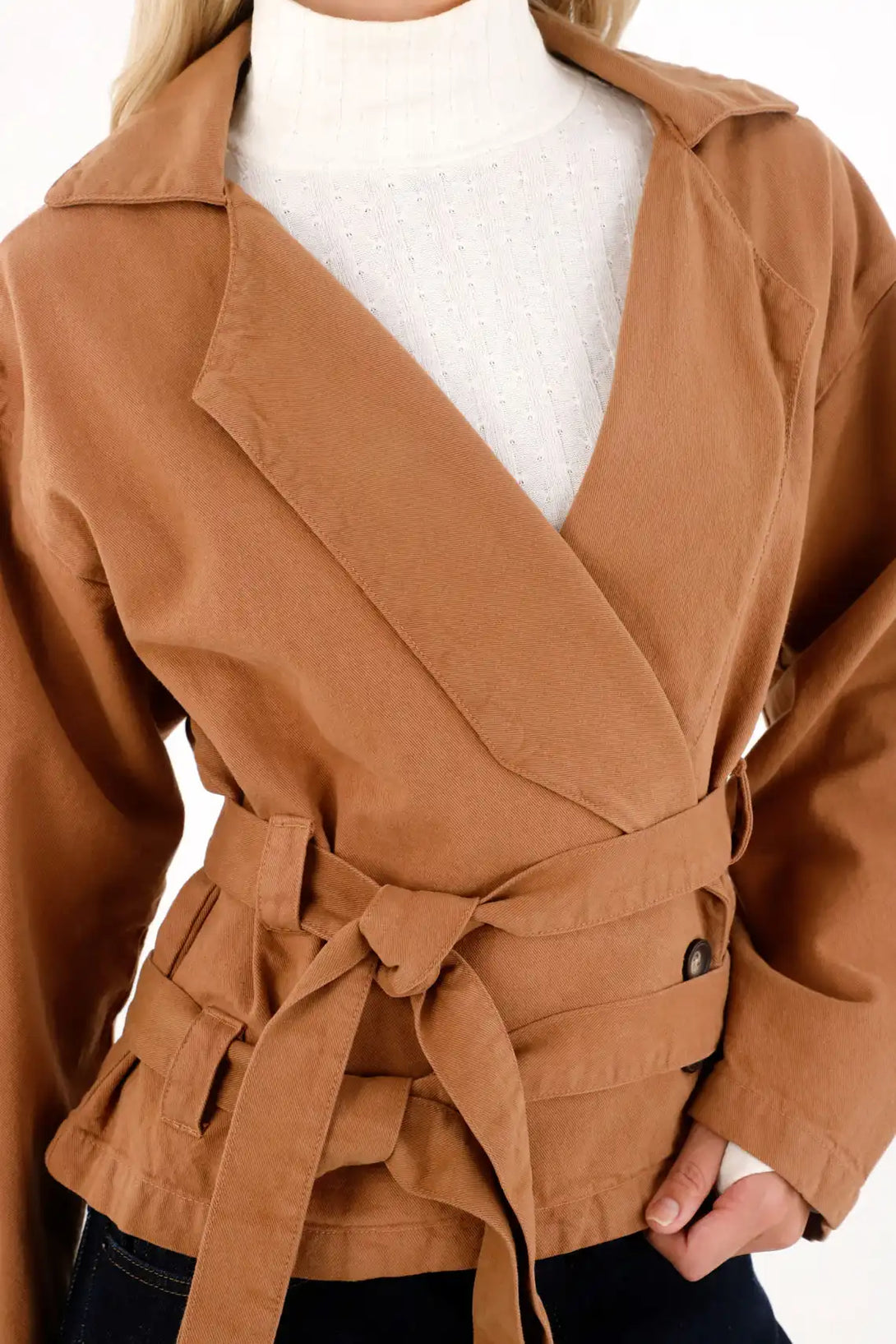 Abrigo corto tipo trench café para mujer