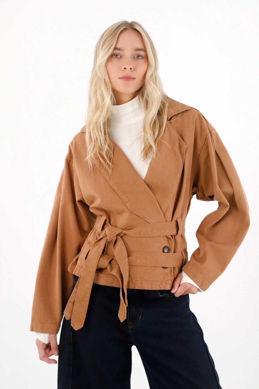 Abrigo corto tipo trench café para mujer