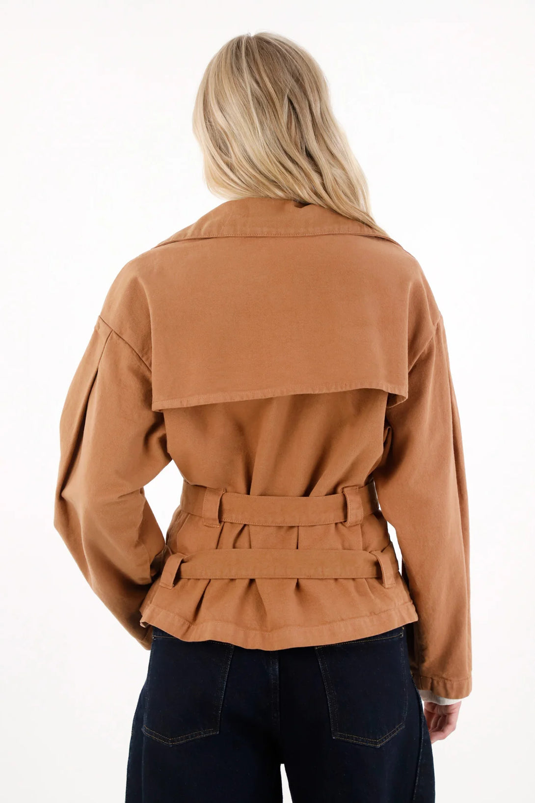 Abrigo corto tipo trench café para mujer