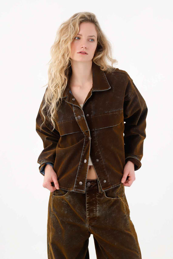 Chaqueta en tela velvet café para mujer