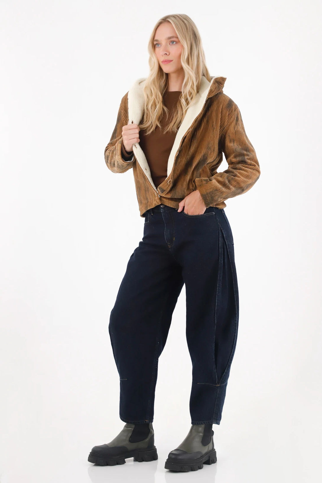 Chaqueta en corduroy café para mujer