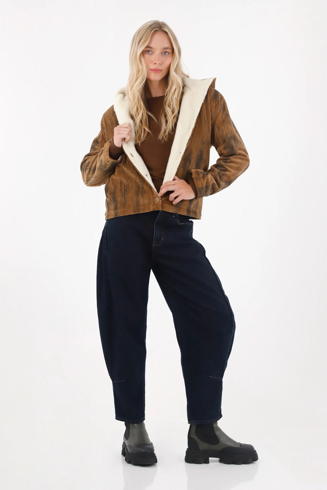 Chaqueta en corduroy café para mujer