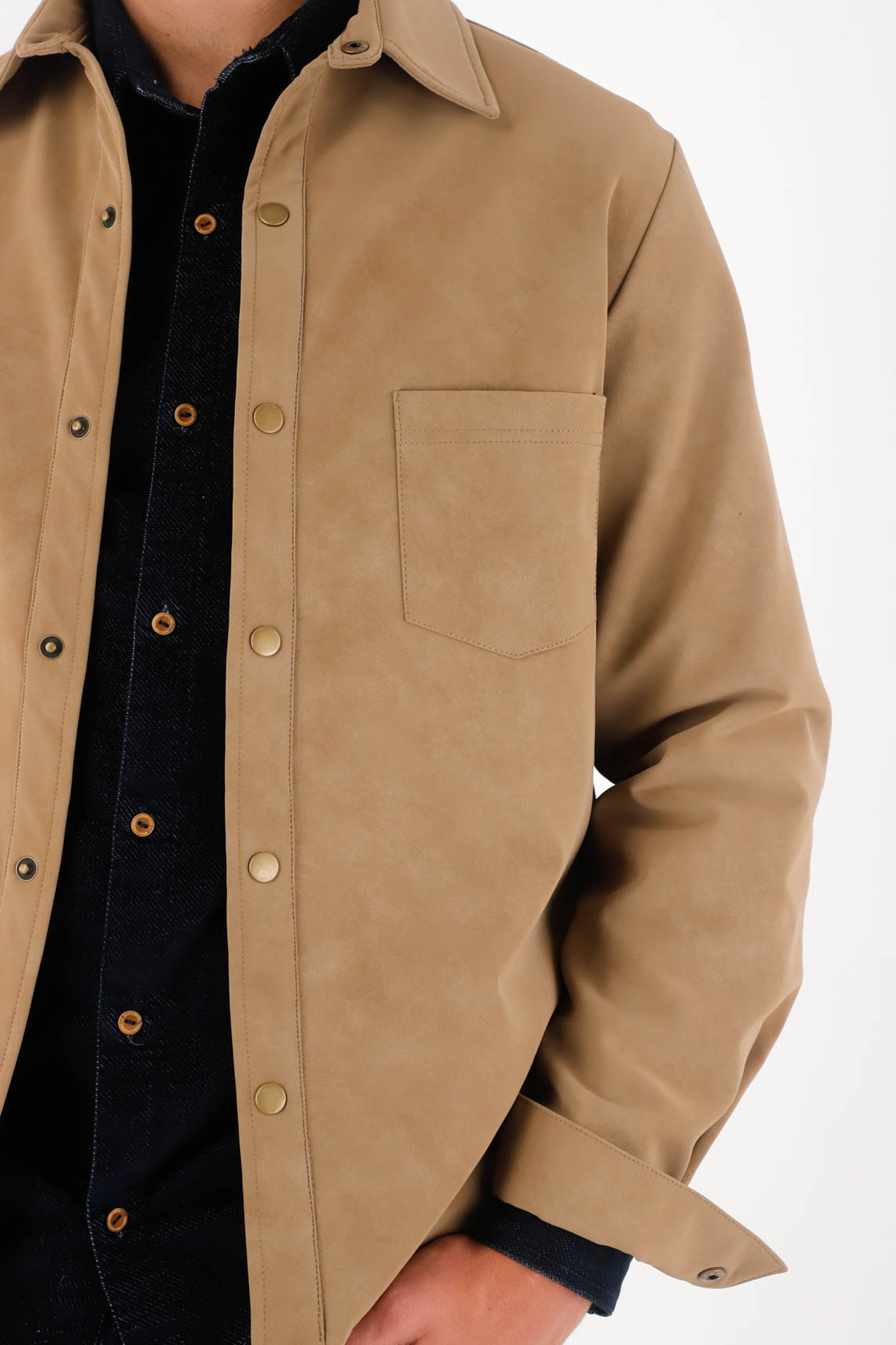 Chaqueta tipo camisa de textura suave café para hombre