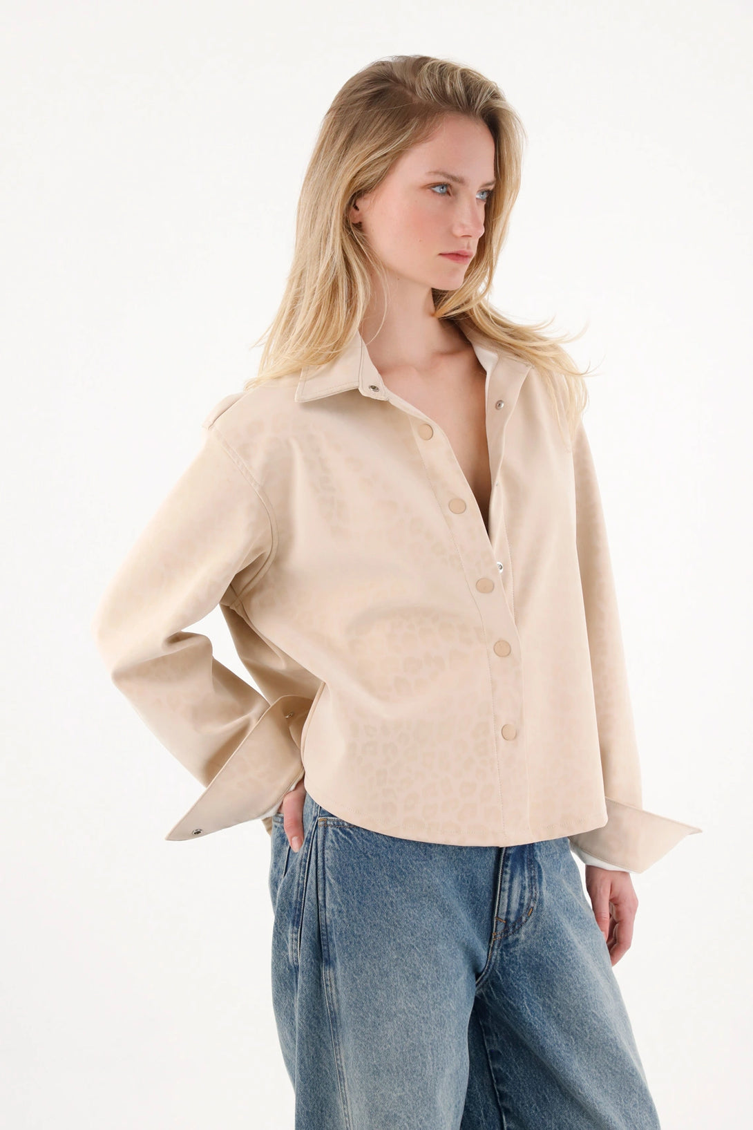 Chaqueta con detalles de animal print crudo para mujer