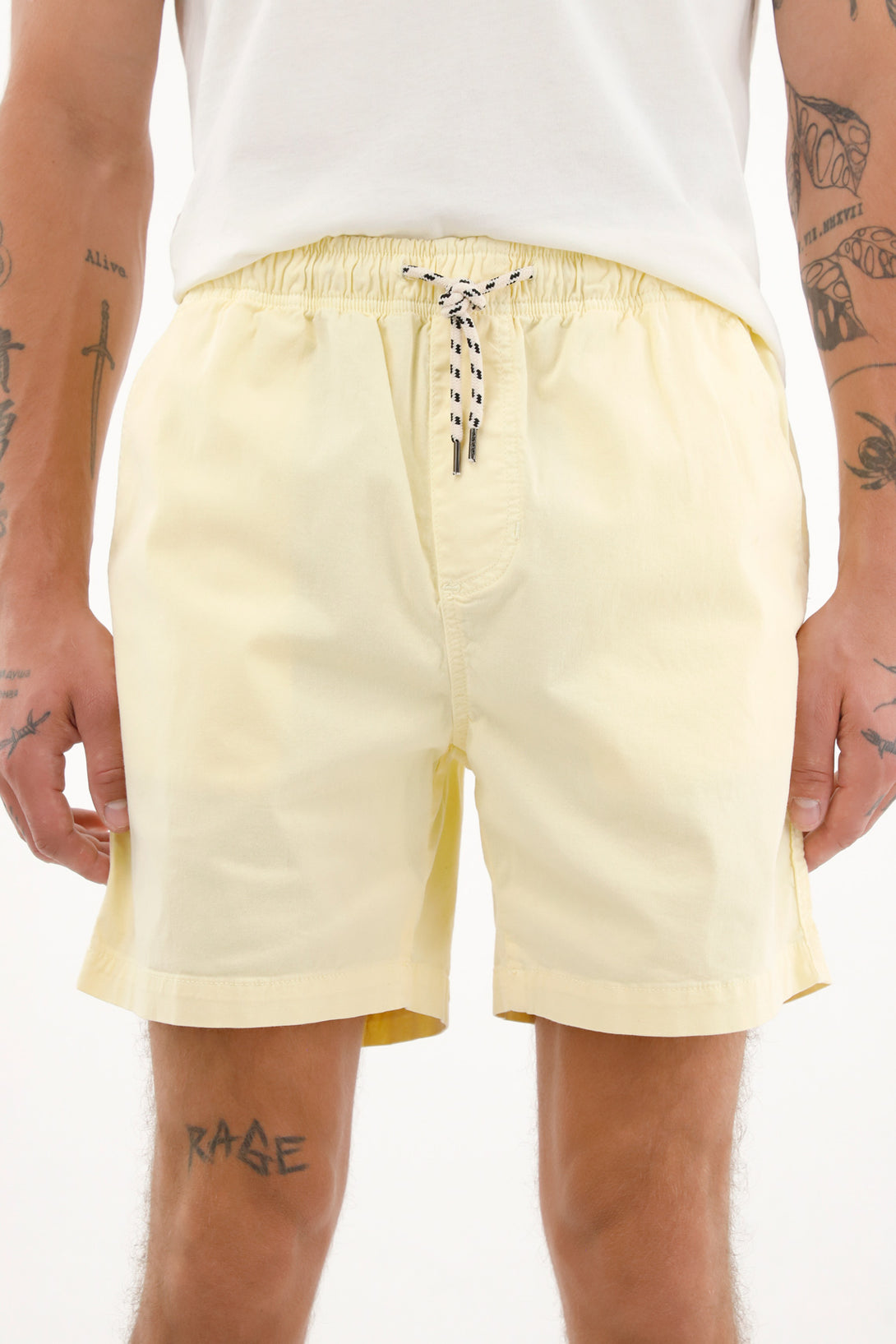 Bermuda amarilla con pretina elástica para hombre