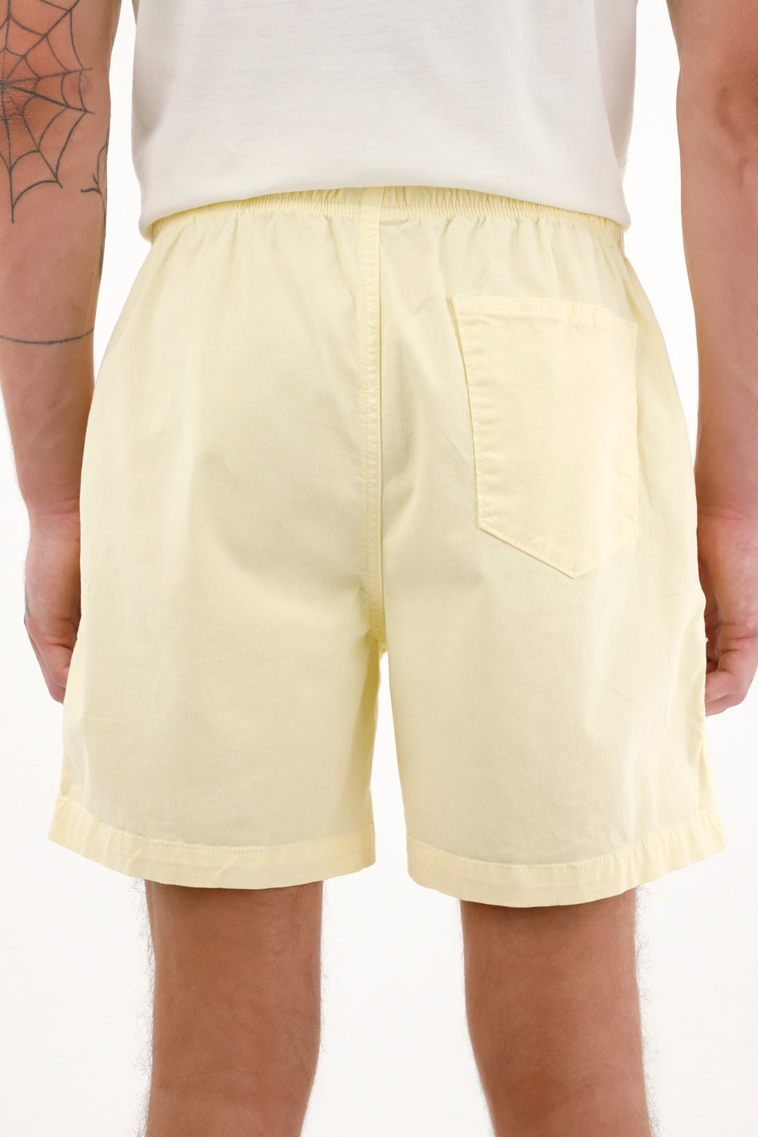 Bermuda amarilla con pretina elástica para hombre