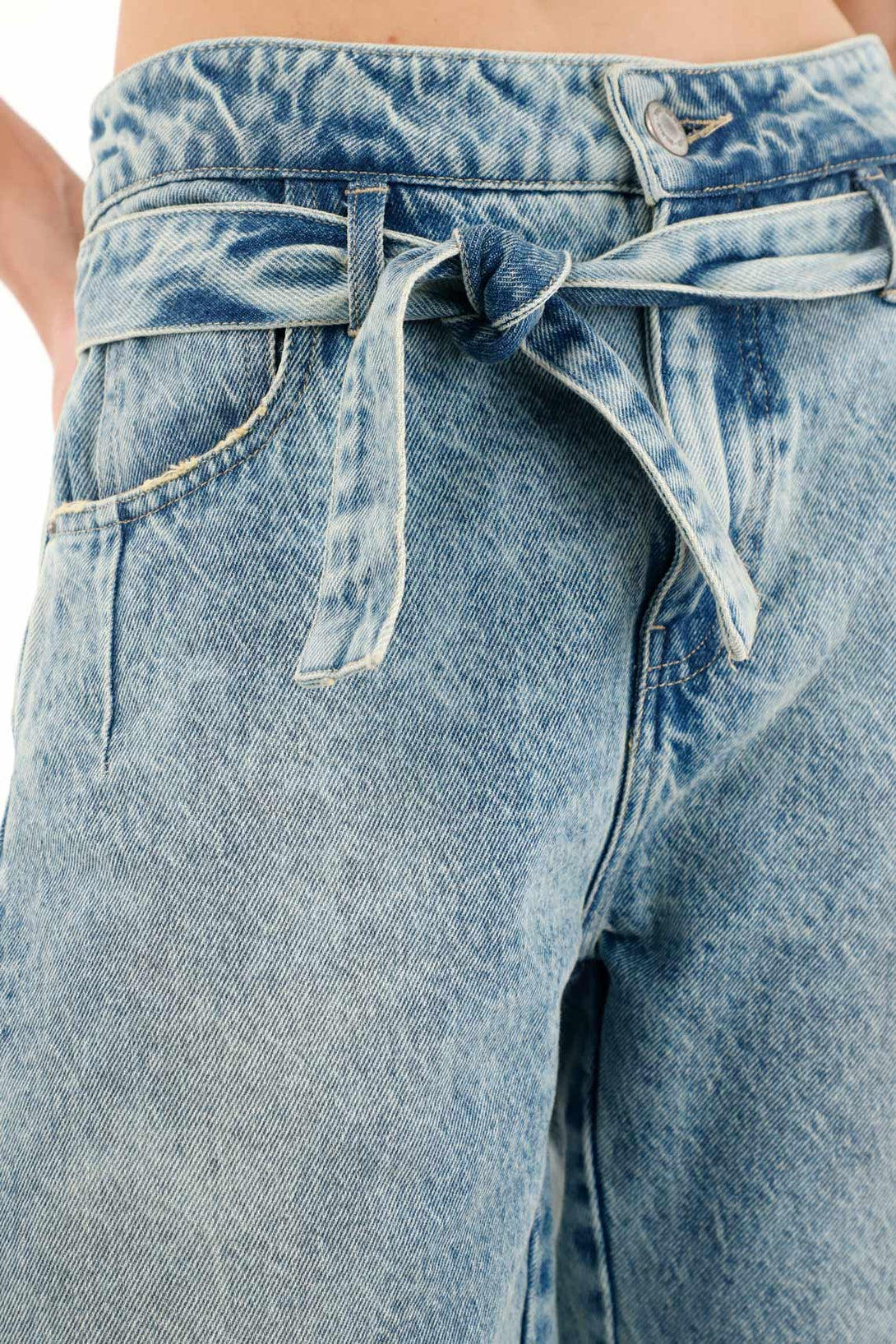 Bermuda larga con cinturón decorativo para mujer