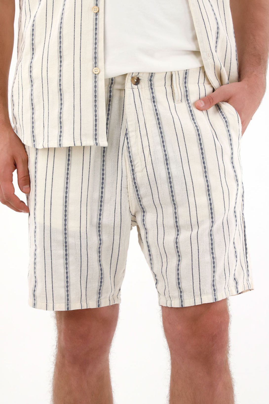 Bermuda clásica de diseño a rayas para hombre