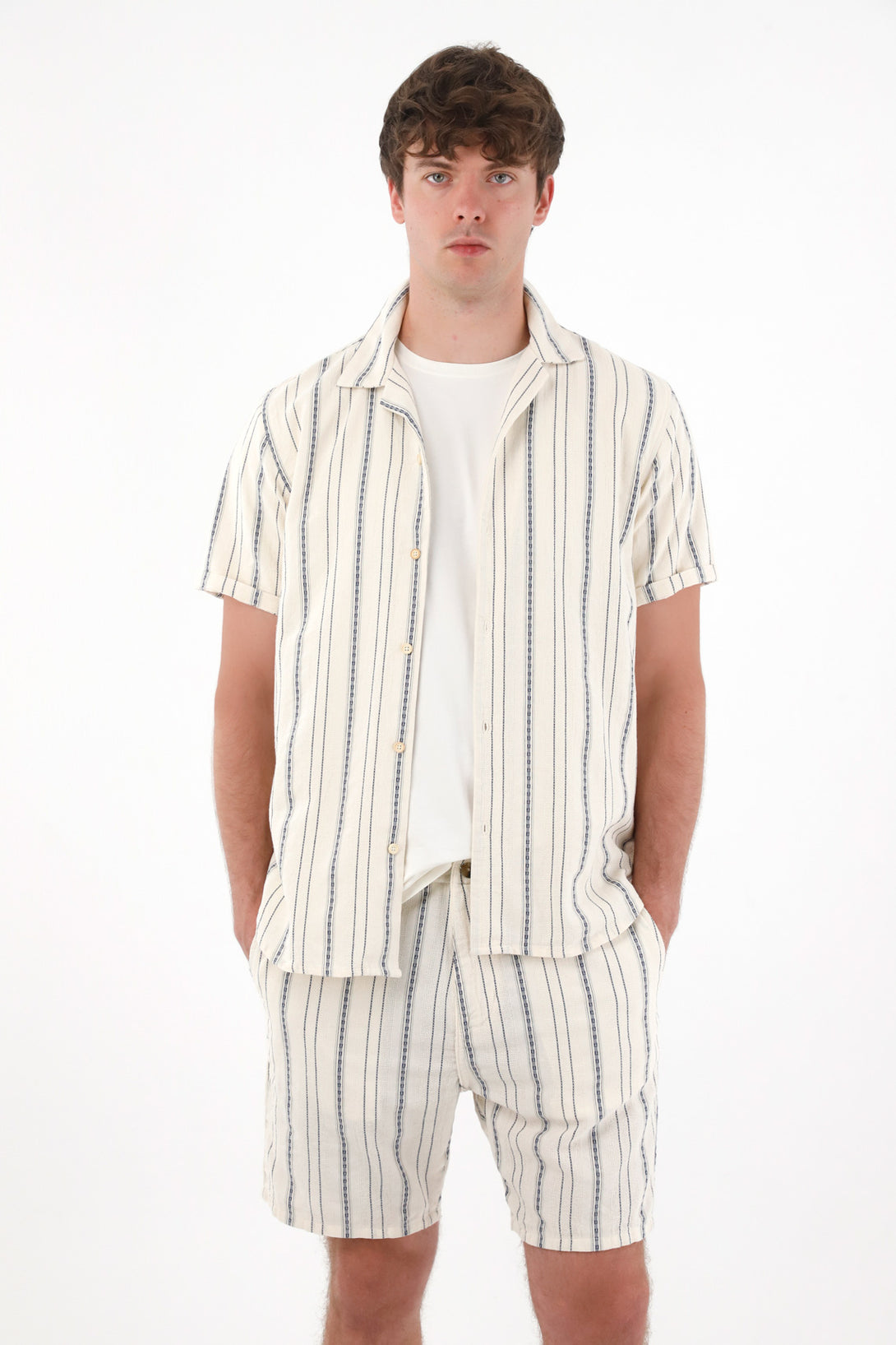 Bermuda clásica de diseño a rayas para hombre