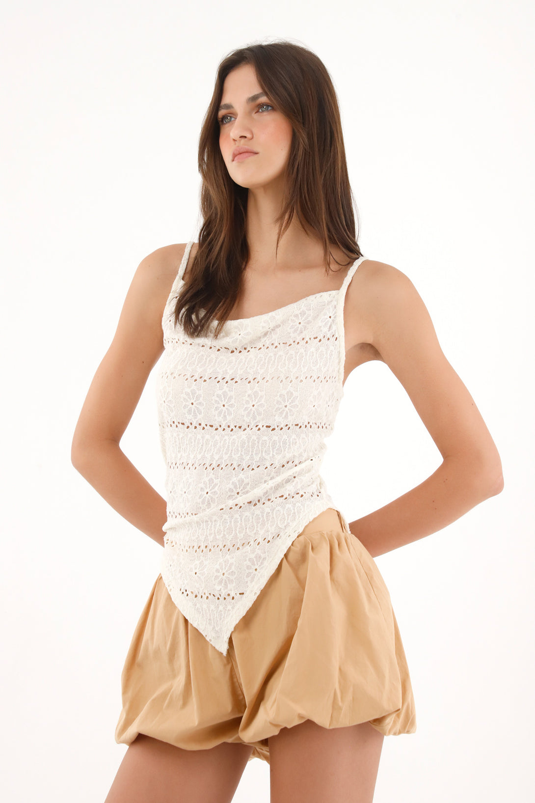 Short de silueta abombachada con pretina elástica café para mujer