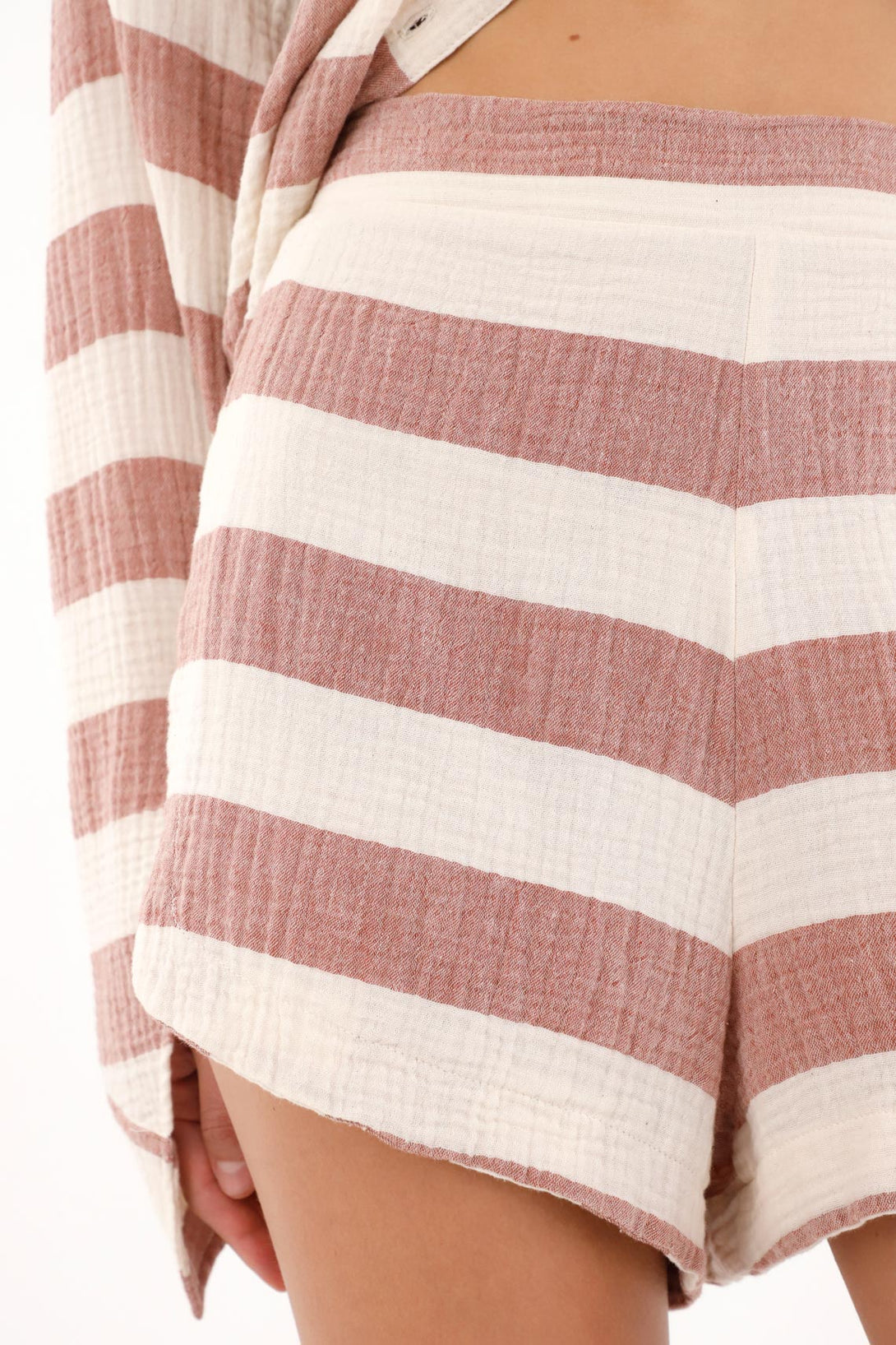 Short con diseño estampado a rayas rosadas para mujer