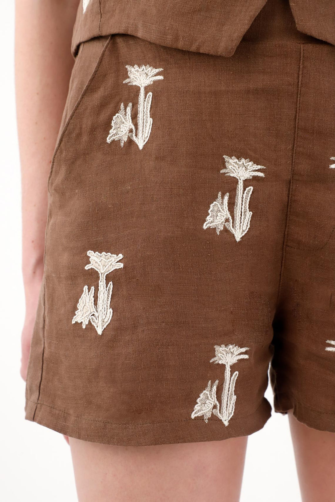 Short en 100% lino con bordados café para mujer