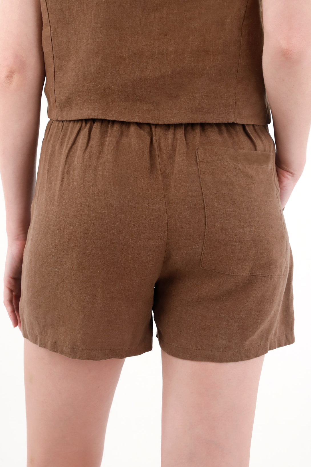 Short en 100% lino con bordados café para mujer