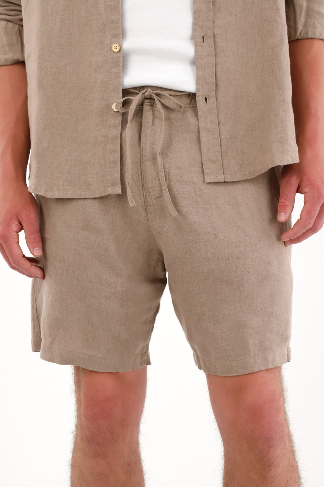 Bermuda en 100% lino con bolsillos café para hombre