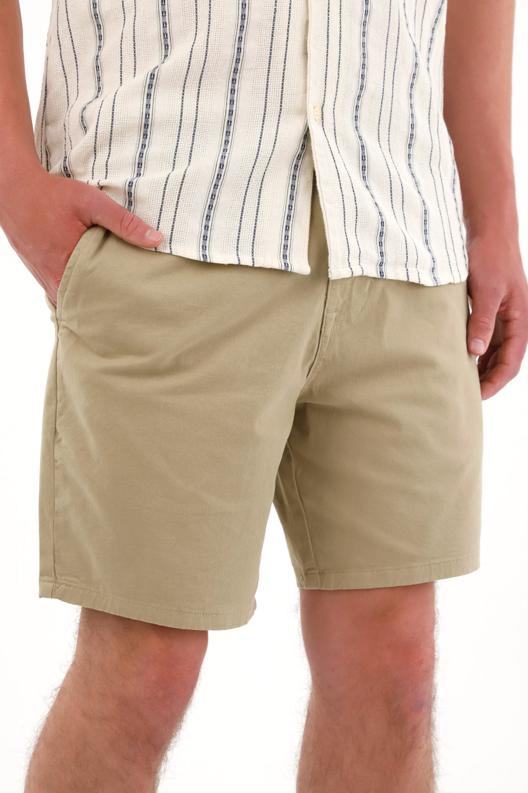 Bermuda tipo chino con bolsillos de ribete café para hombre