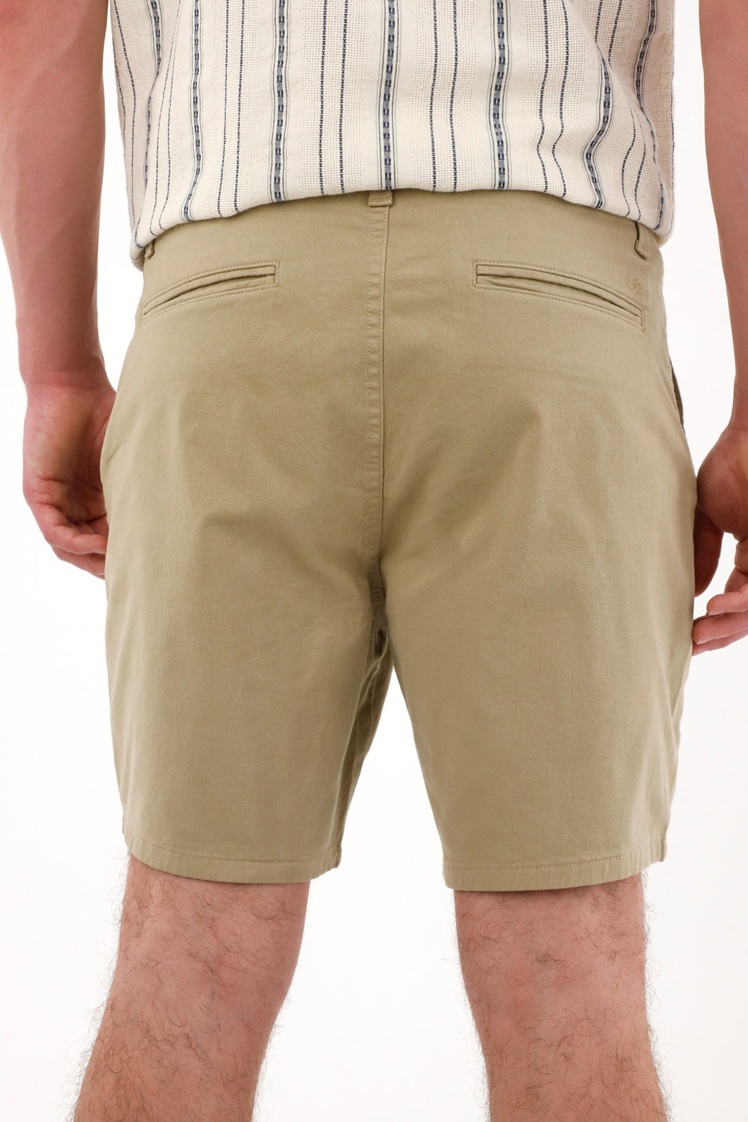 Bermuda tipo chino con bolsillos de ribete café para hombre