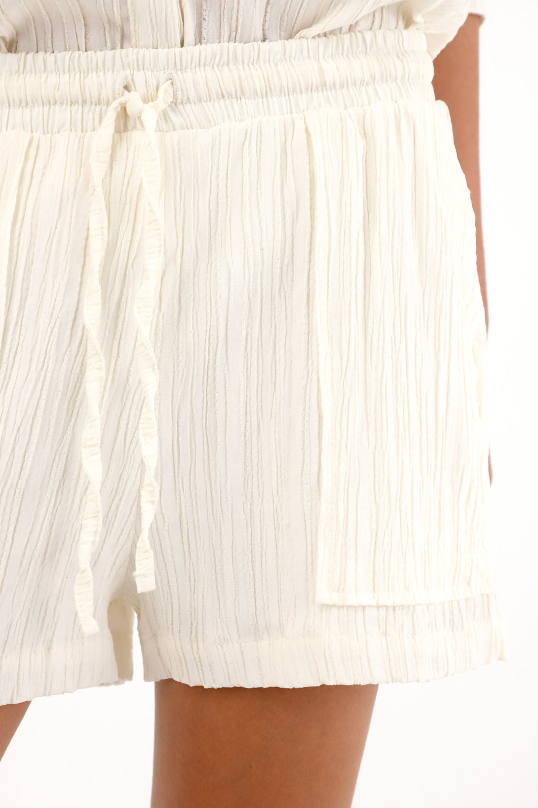 Short con textura y pretina elástica crudo para mujer