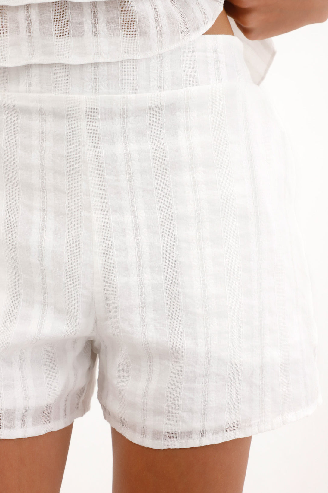 Short de tela con textura y pretina elástica crudo para mujer