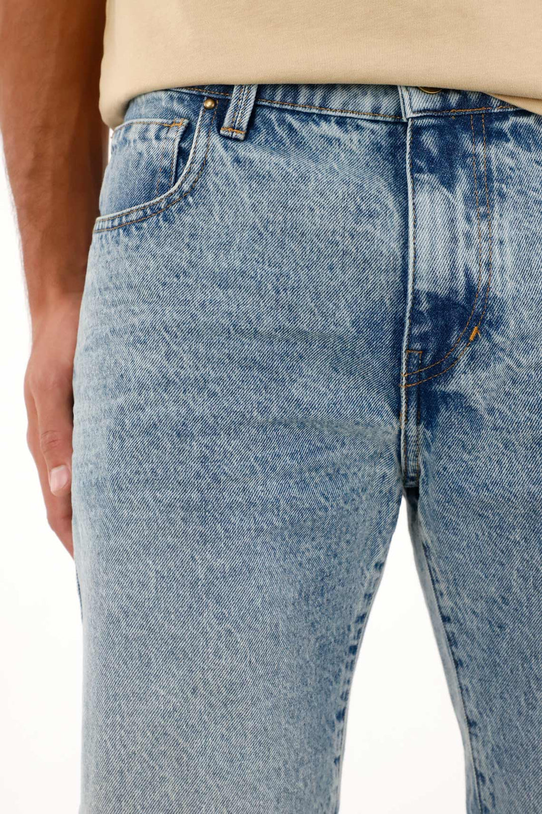 Bermuda en denim con rotos azul para hombre