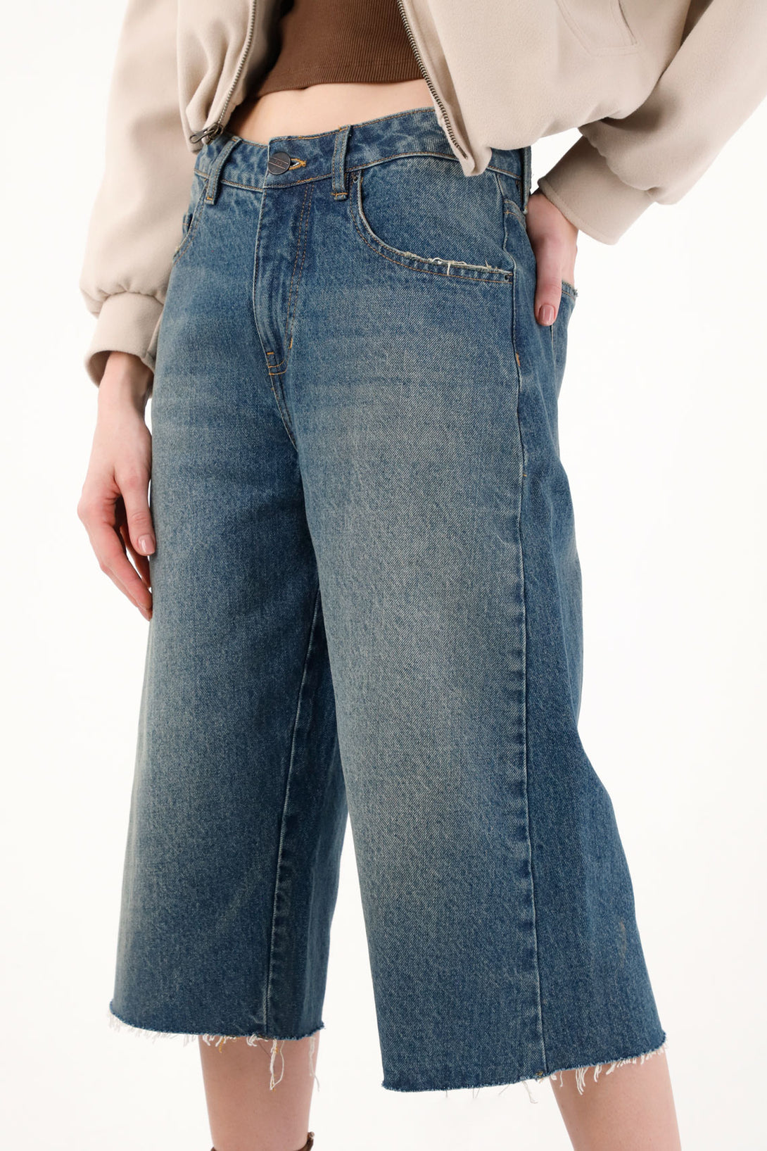 Bermuda en denim con ruedo al corte azul para mujer