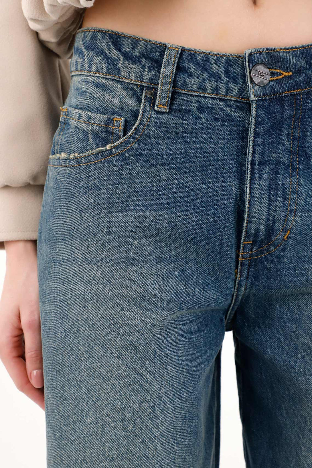 Bermuda en denim con ruedo al corte azul para mujer