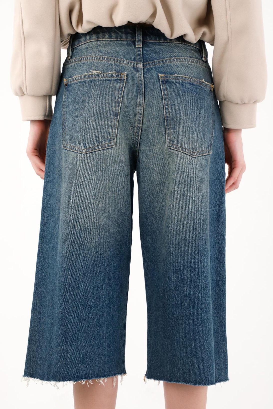 Bermuda en denim con ruedo al corte azul para mujer
