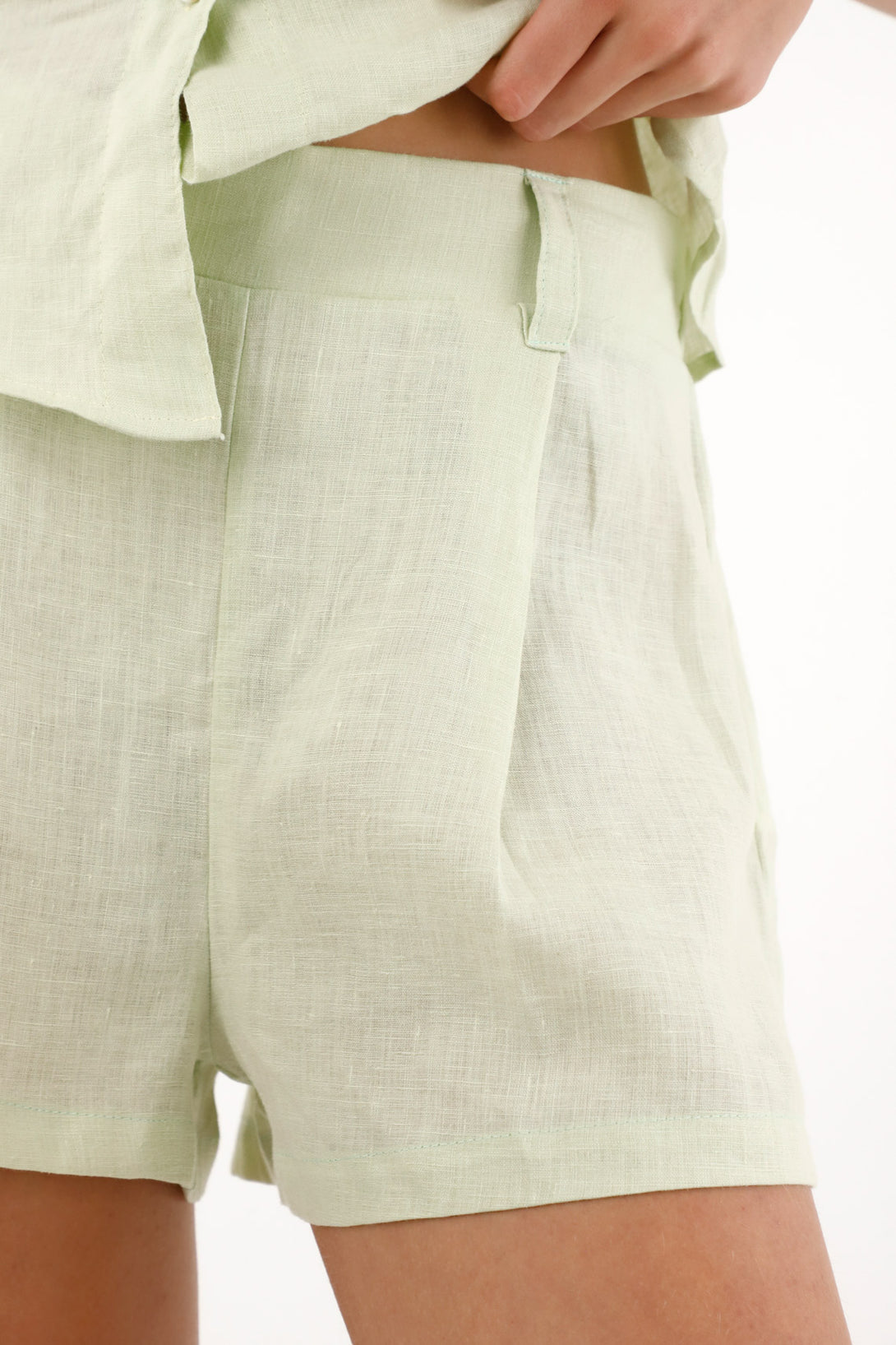 Women's Mid-Rise Green Linen Shorts