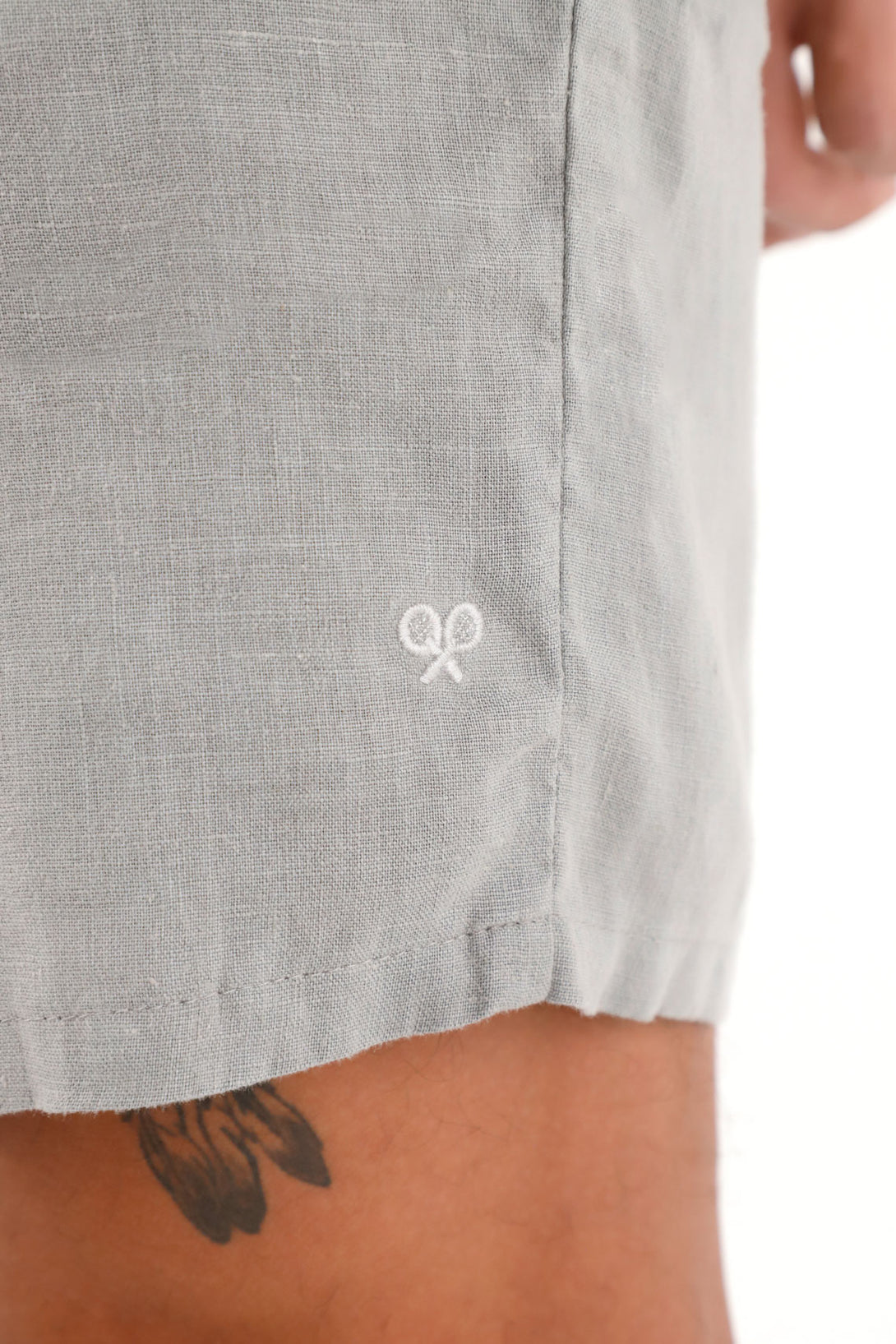 Bermuda chino en 100% lino gris para hombre