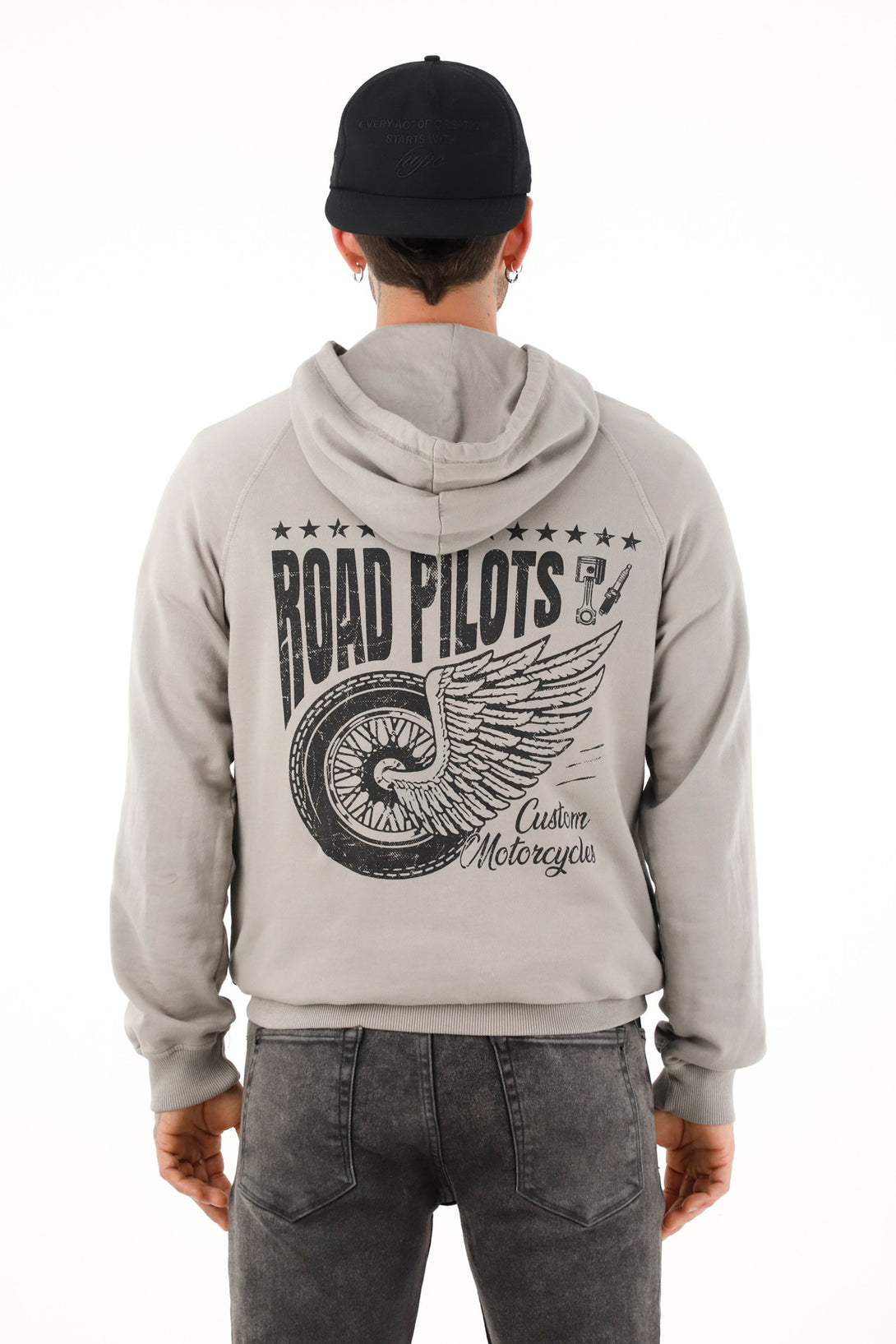 Buzo tipo hoodie gris con estampado para hombre