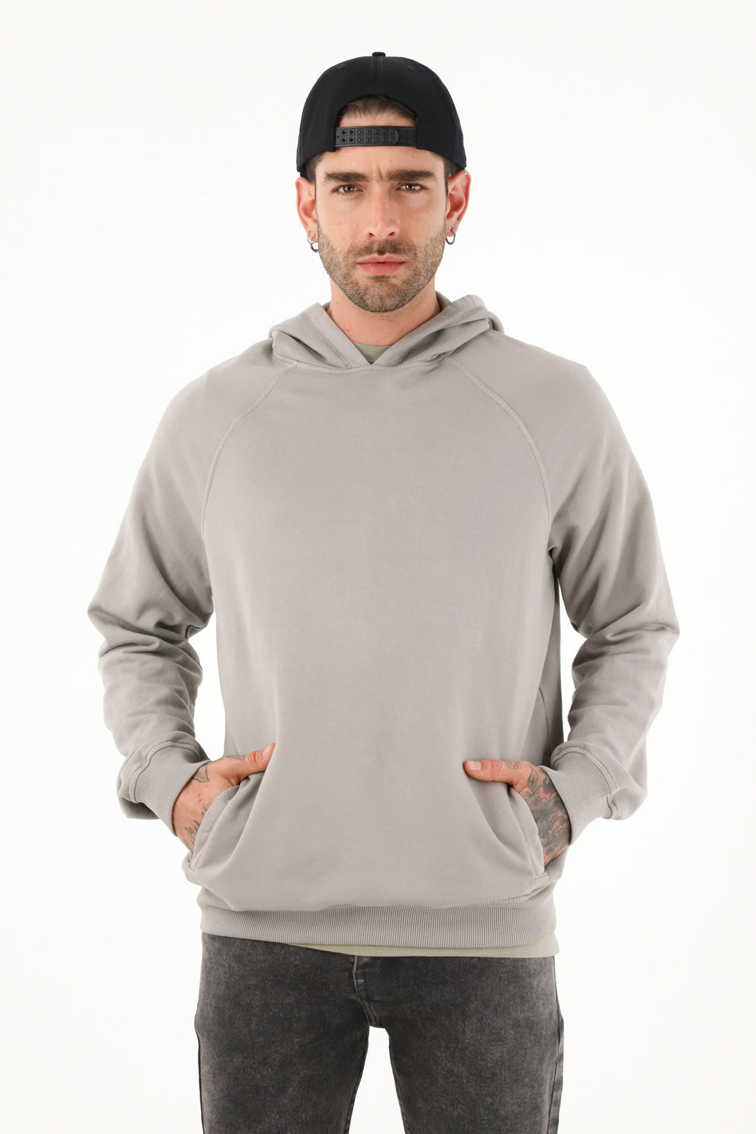 Buzo tipo hoodie gris con estampado para hombre