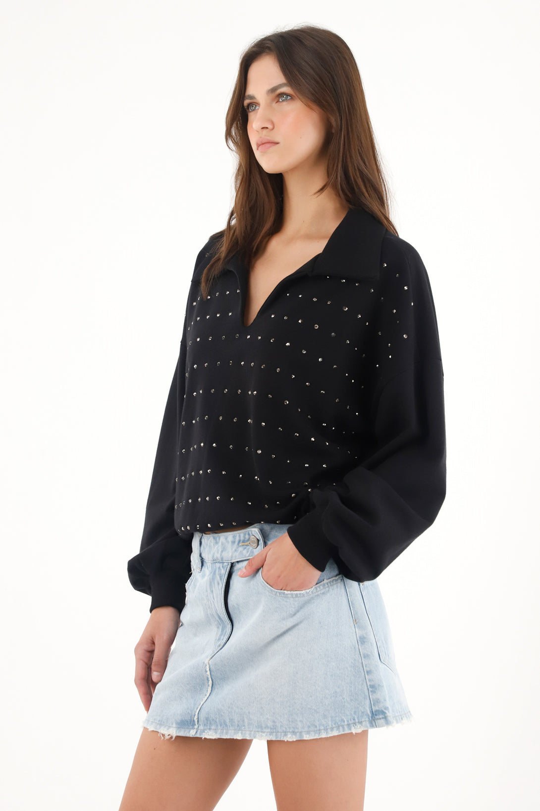 Buzo en burda con aplique brillantes negro para mujer
