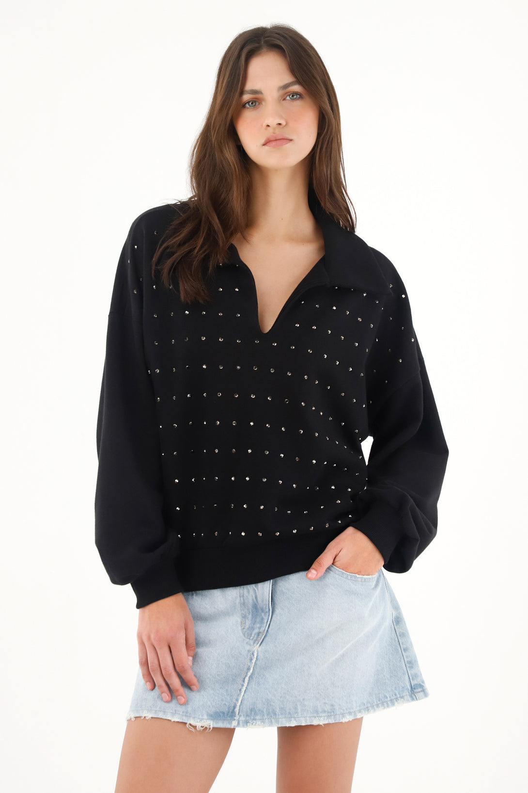 Buzo en burda con aplique brillantes negro para mujer