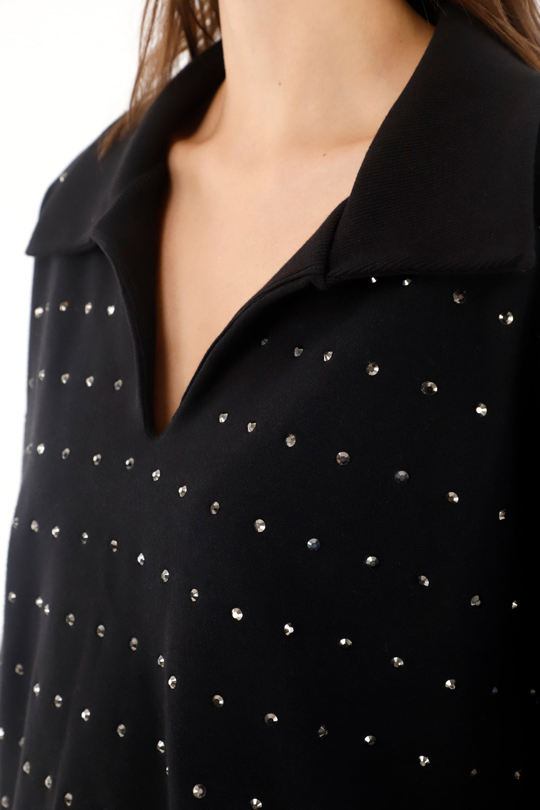 Buzo en burda con aplique brillantes negro para mujer