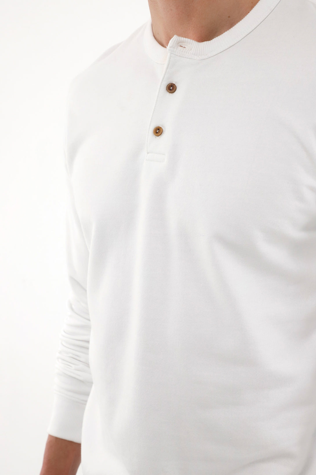 Buzo de cuello redondo con perilla blanco para hombre