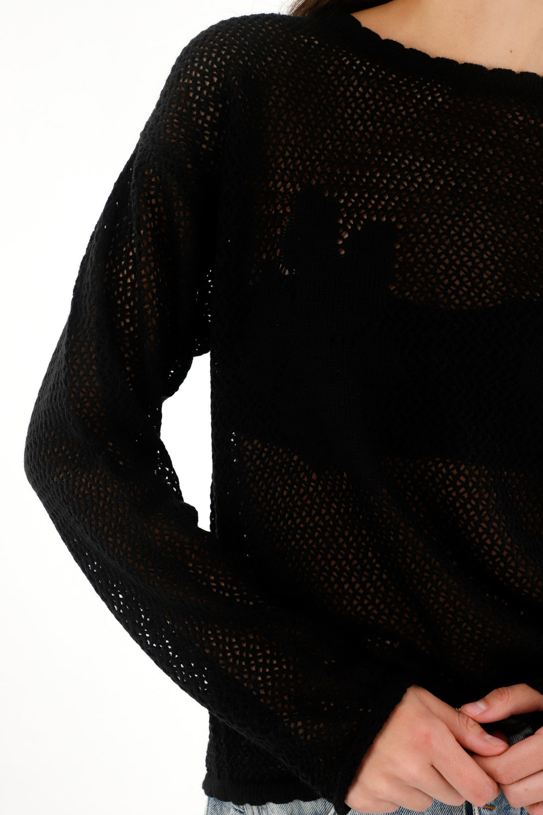 Buzo en tejido abiero con diseño de flores negro para mujer
