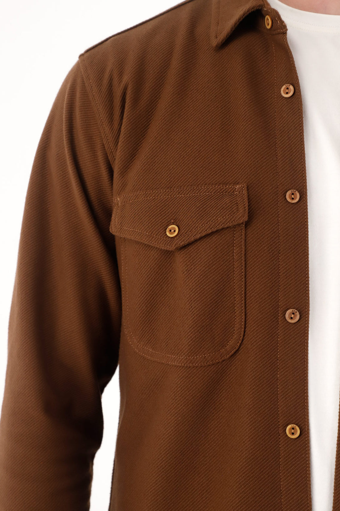 Buzo tipo camisa café para hombre