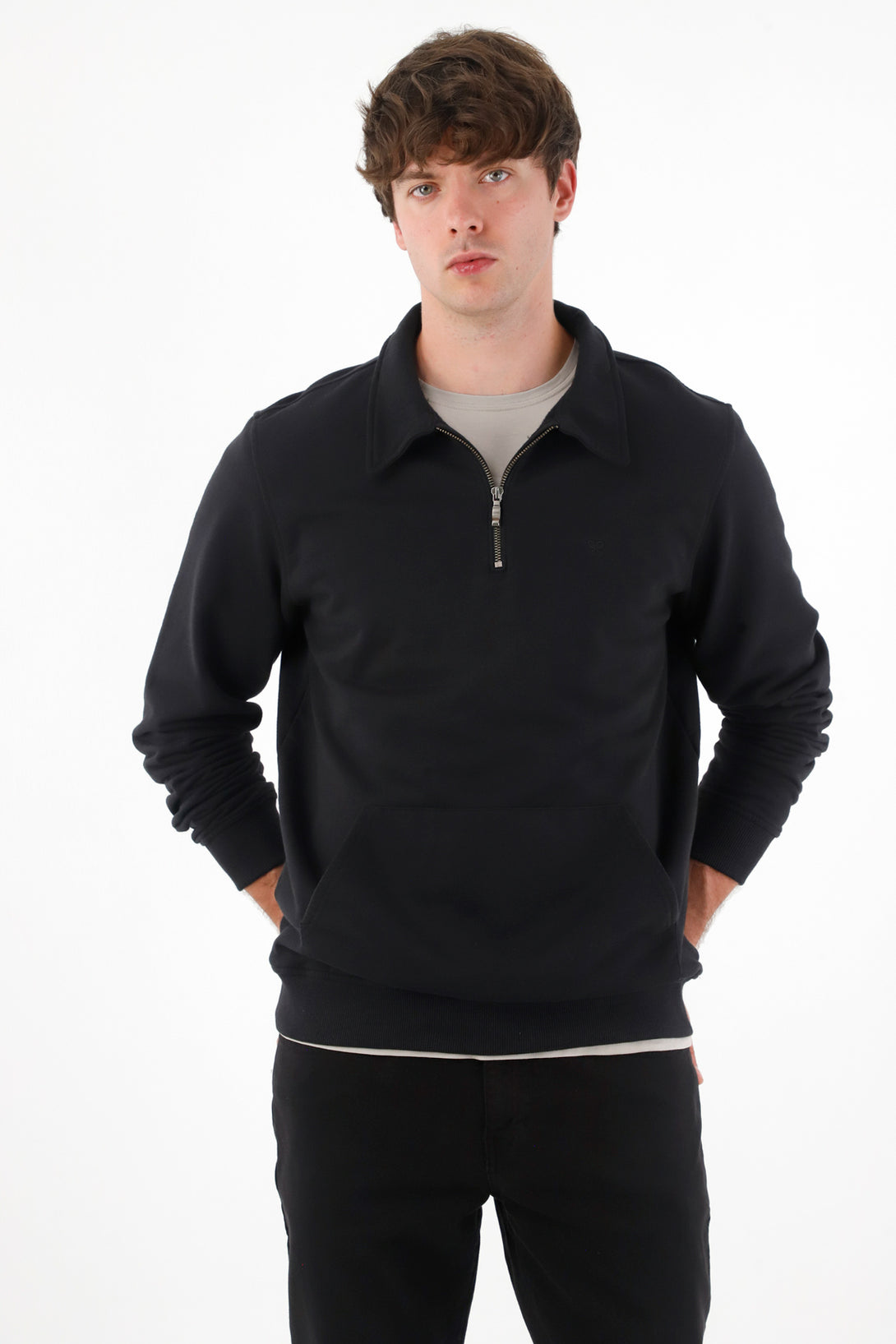 Buzo tipo polo con bolsillo canguro negro para hombre