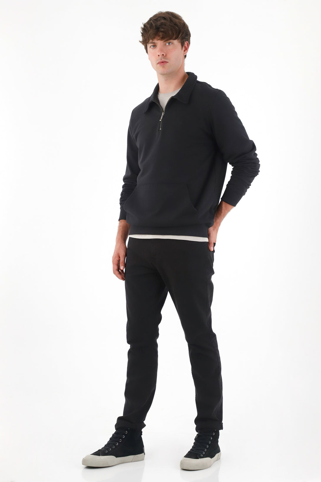 Buzo tipo polo con bolsillo canguro negro para hombre