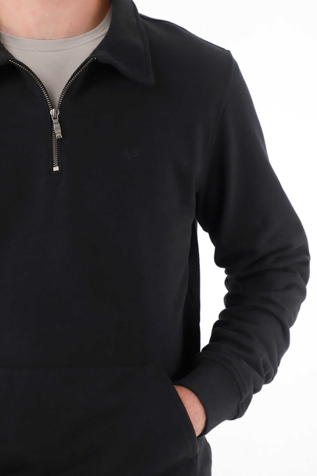 Buzo tipo polo con bolsillo canguro negro para hombre