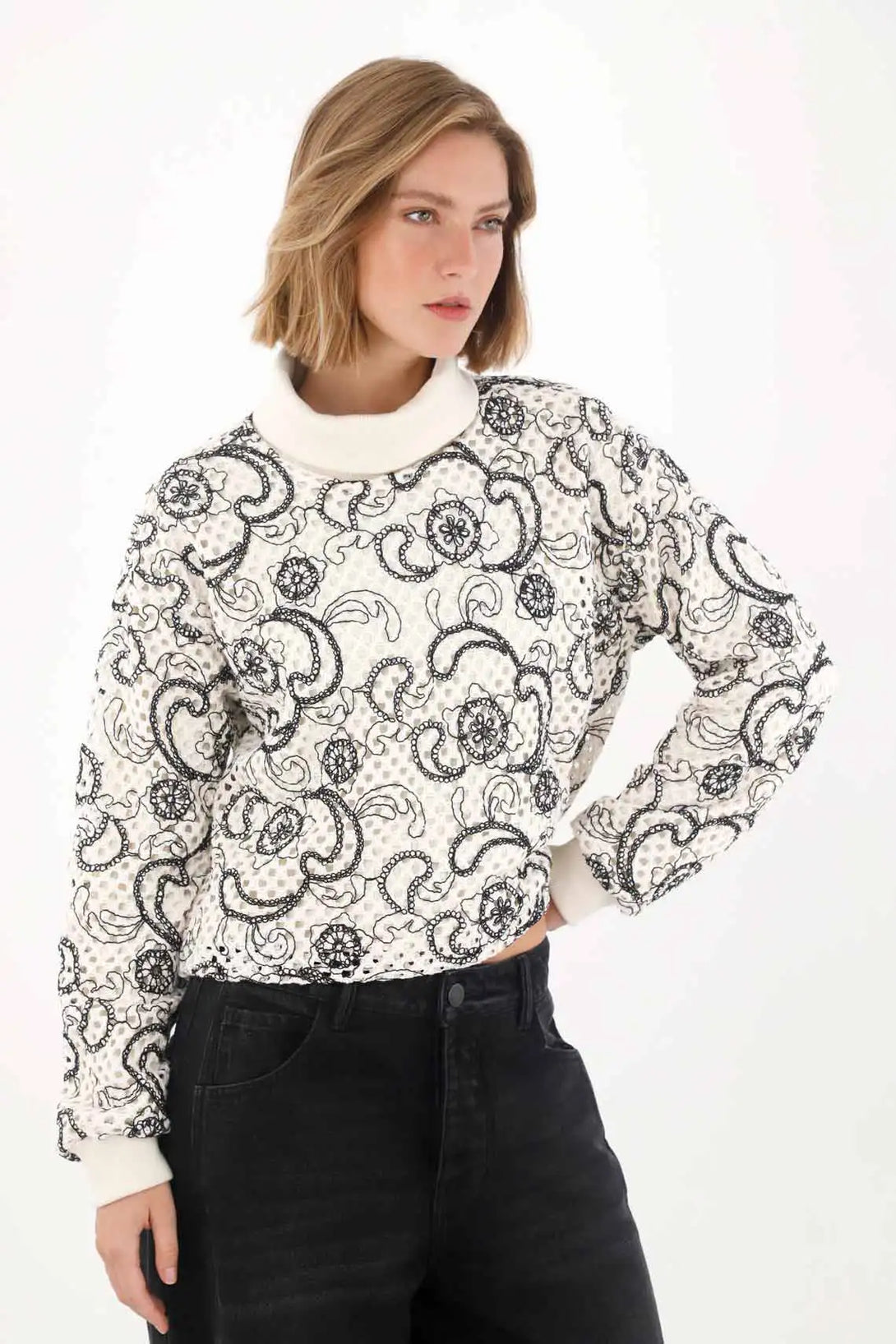 Buzo bordado con diseño paisley para mujer