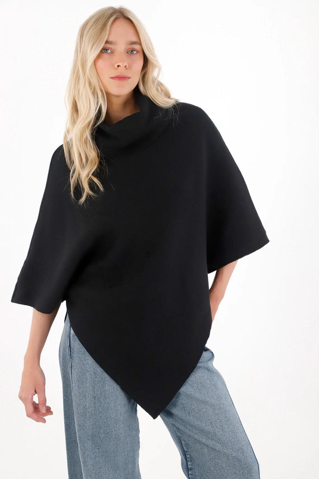 Buzo tipo capa cuello alto negro para mujer